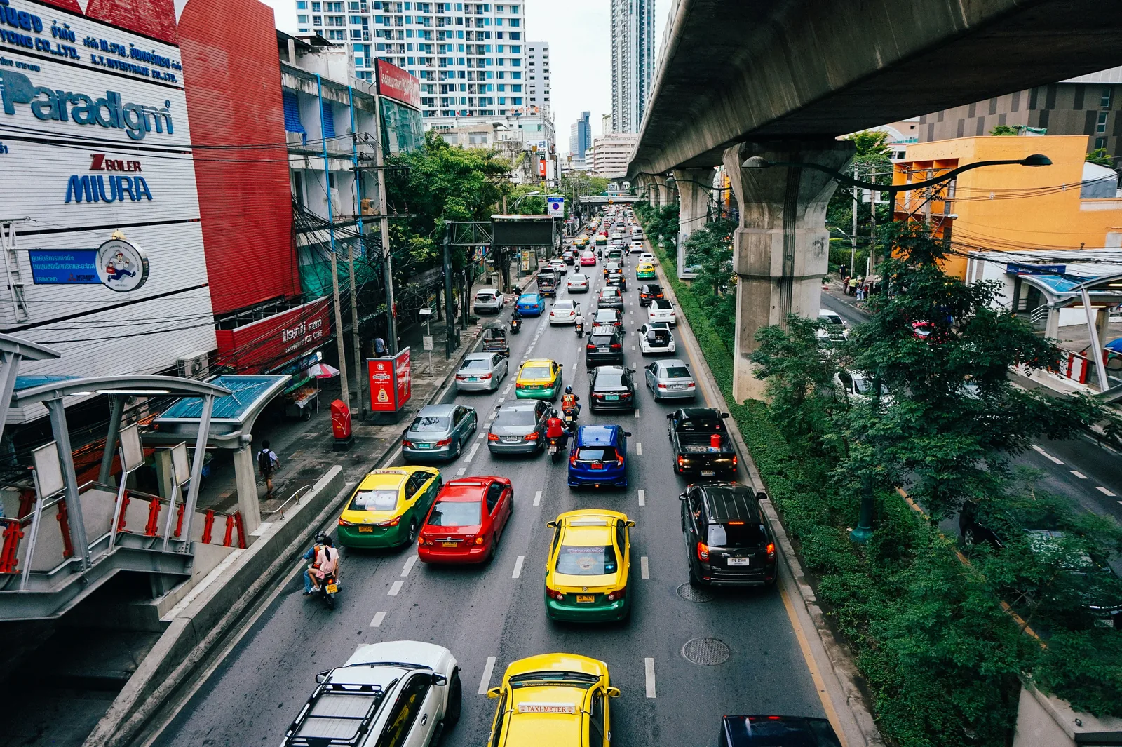 Bangkok traffic, shops and an elevated railway